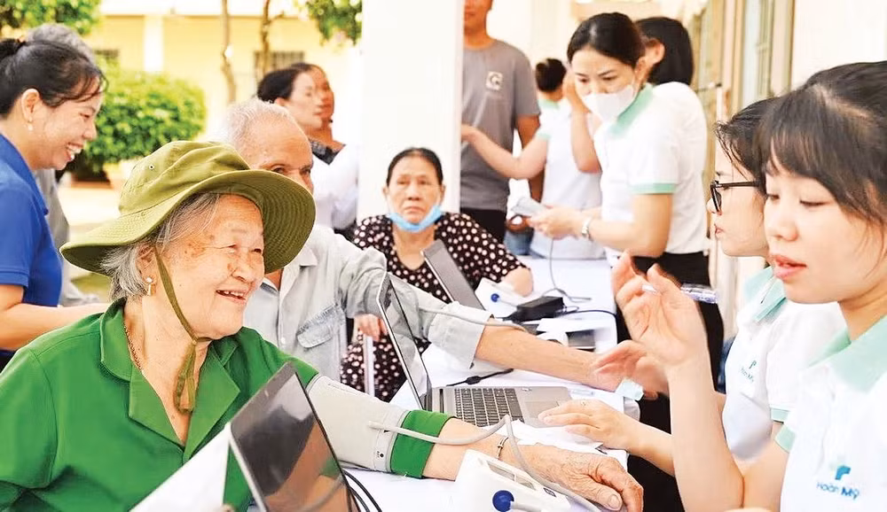 Người dân xã biên giới Lộc Thành, thành phố Đồng Nai phấn khởi khi được khám bệnh định kỳ.