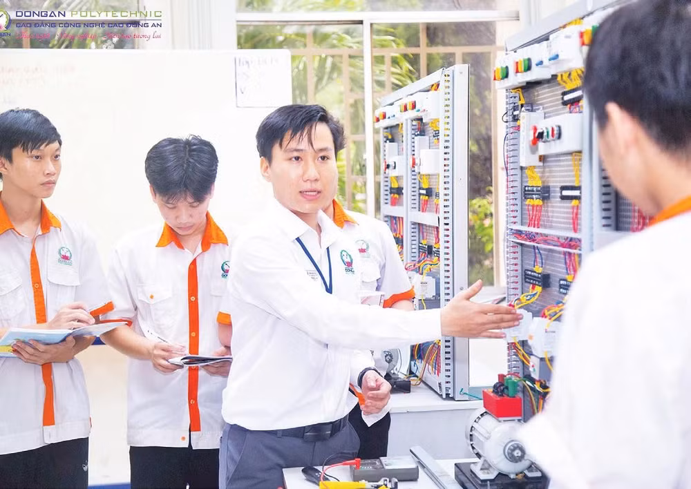 Sinh viên Trường cao đẳng Công nghệ cao Đồng An, phường Đông Hòa, Thành phố Hồ Chí Minh trong giờ thực hành.