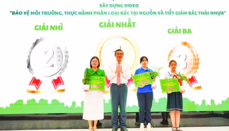 Thứ trưởng Giáo dục và Đào tạo Nguyễn Văn Phúc trao giải Cuộc thi xây dựng Video bảo vệ môi trường. (Ảnh THU HÀ)