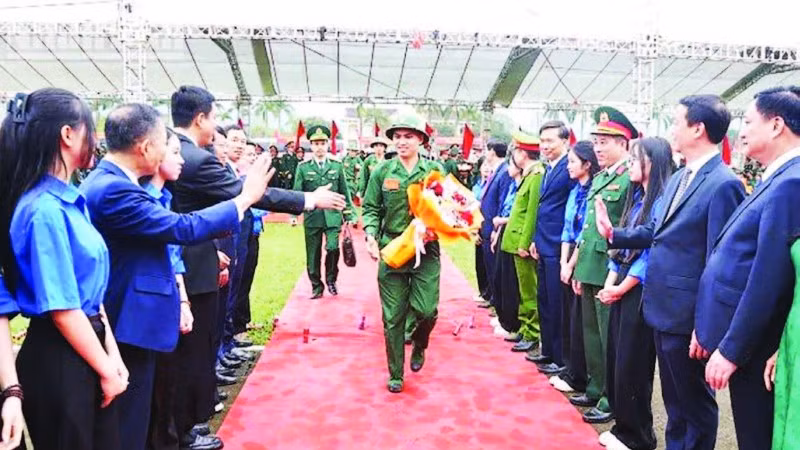 Các tân binh ở Hà Tĩnh nhập ngũ. (Ảnh NGÔ TUẤN)