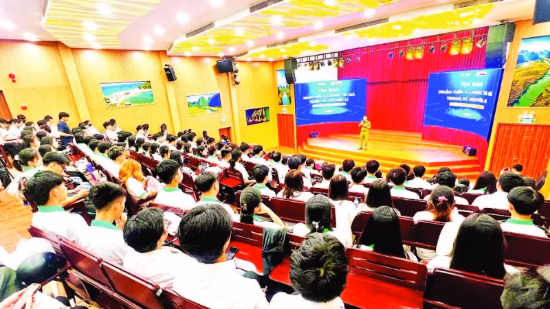 Đại diện Phòng Cảnh sát hình sự, Công an Thành phố Hồ Chí Minh chia sẻ về các kỹ năng phòng chống tin giả, lừa đảo trực tuyến.