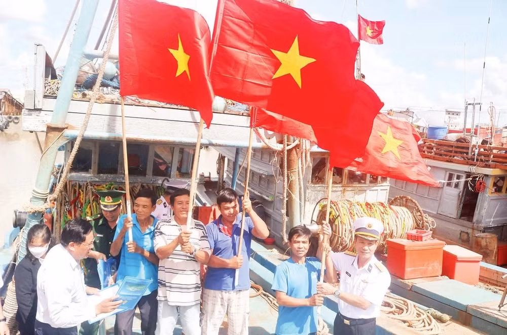 Hải quân Vùng 2 tặng cờ Tổ quốc cho ngư dân xã Đại An, tỉnh Vĩnh Long.