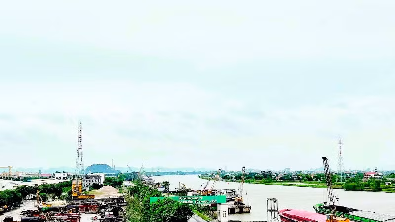 Vận tải thủy nội địa góp phần kết nối các chuỗi sản xuất trong vùng.