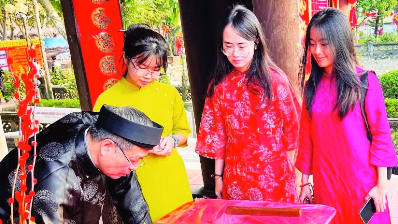 Các bạn trẻ "xin chữ" đầu xuân ở Lễ hội Văn miếu Mao Điền.
