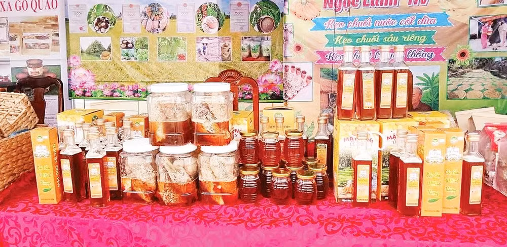 Sản phẩm ong rừng U Minh Thượng được trưng bày tại các hội chợ thương mại.