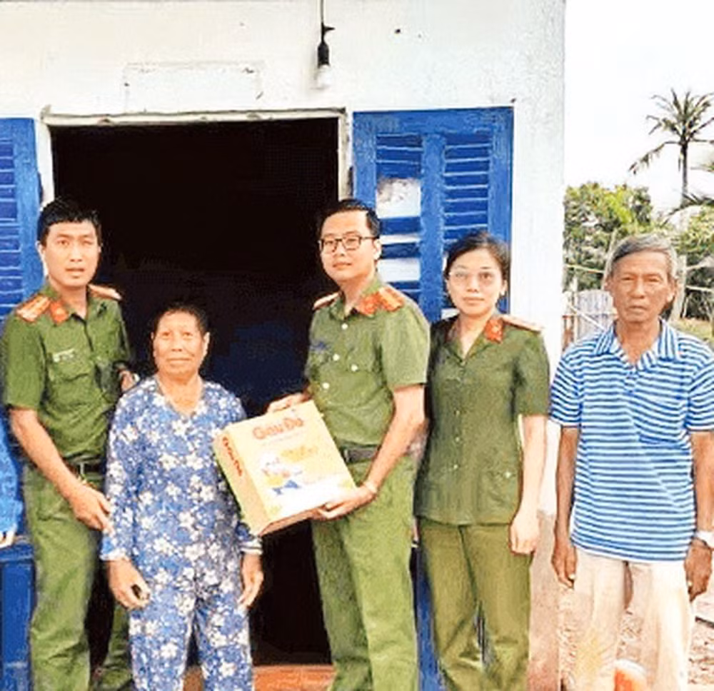 Công an phường Vĩnh Trạch đến thăm, tặng quà hộ nghèo.