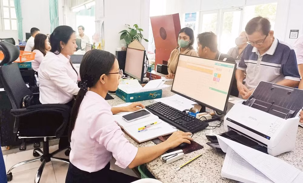 Cán bộ Trung tâm phục vụ hành chính công phường Sóc Trăng, thành phố Cần Thơ giải quyết thủ tục hành chính cho người dân.