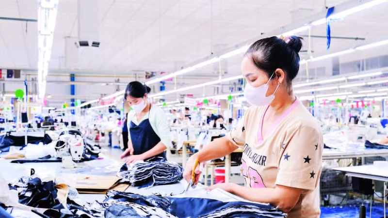 Công nhân xưởng sản xuất may trong Khu công nghiệp tại Bắc Ninh.