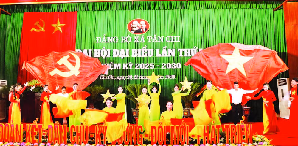 Văn nghệ chào mừng tại Đại hội đại biểu lần thứ nhất xã Tân Chi.