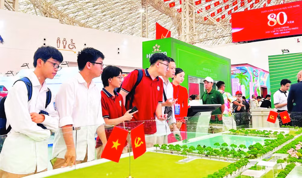 Học sinh Trường THPT Nguyễn Gia Thiều, Hà Nội tham quan mô hình quy hoạch Thủ đô tại triển lãm.