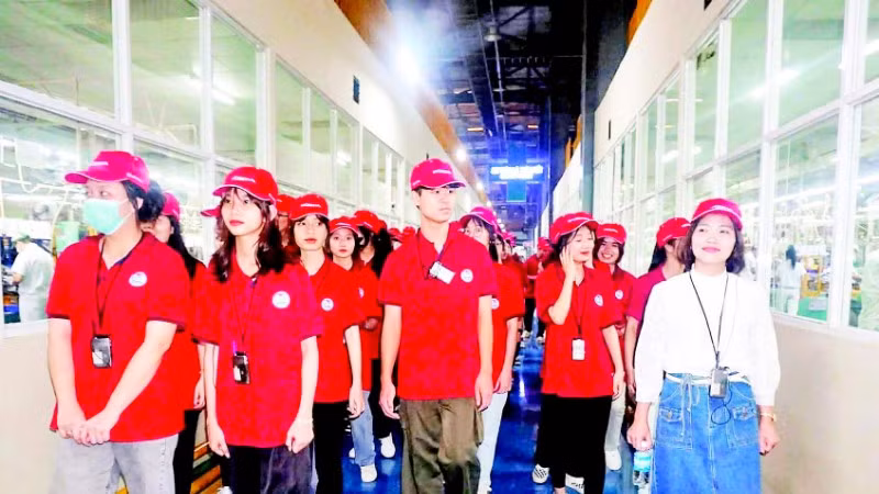 Học sinh của trường tham quan nhà máy Honda Việt Nam tại Phúc Yên.