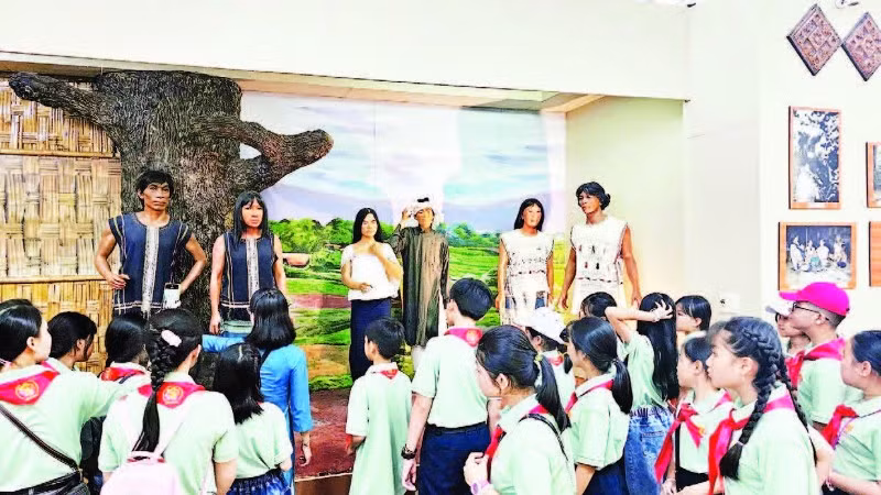Học sinh tham quan chuyên đề trưng bày lịch sử, văn hóa các dân tộc thiểu số Lâm Đồng.
