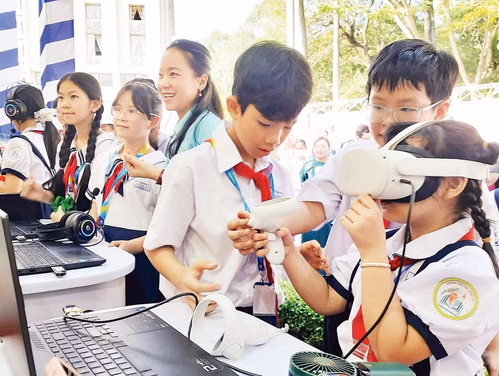 Học sinh trải nghiệm thiết bị thực tế ảo tại ngày hội chuyển đổi số ngành giáo dục. 
