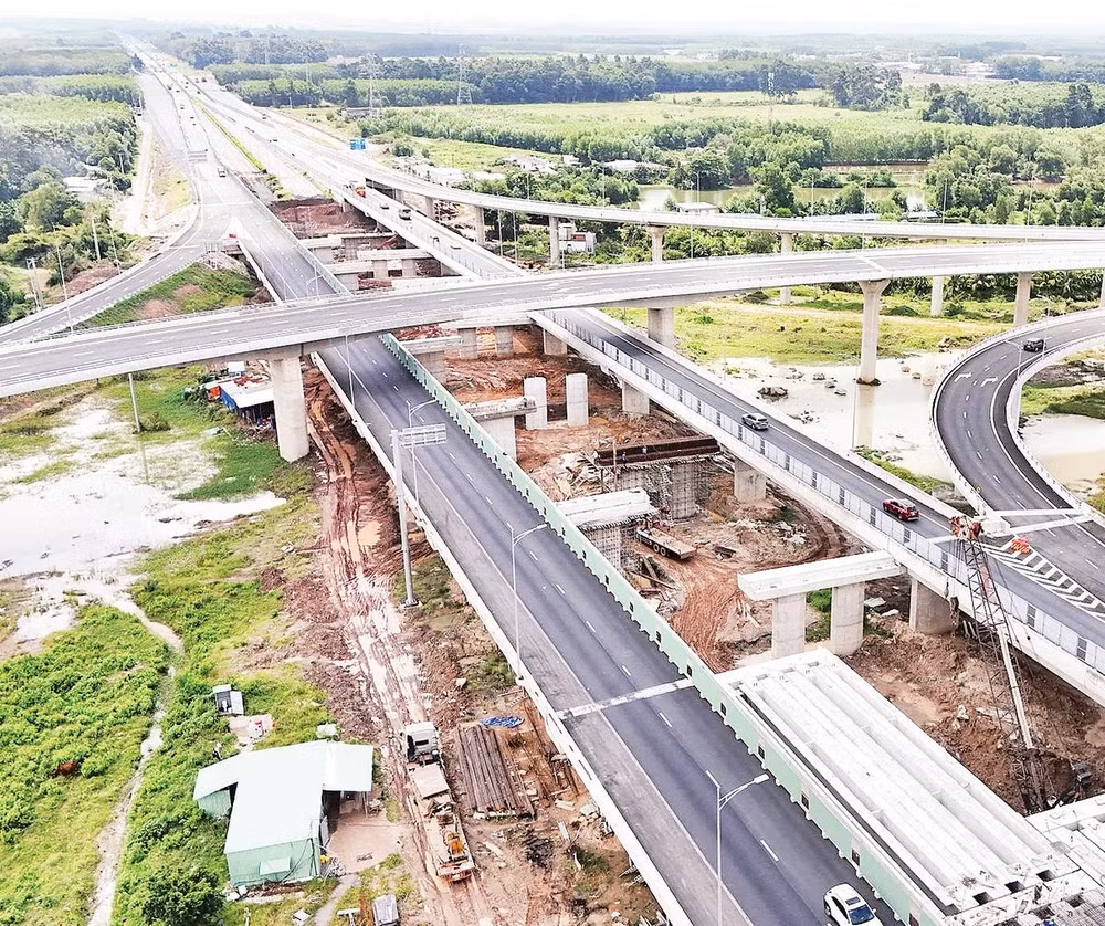 Dự án mở rộng cao tốc Thành phố Hồ Chí Minh-Long Thành đang được đẩy nhanh tiến độ sau khi thành phố Đồng Nai hoàn thành bàn giao mặt bằng. 