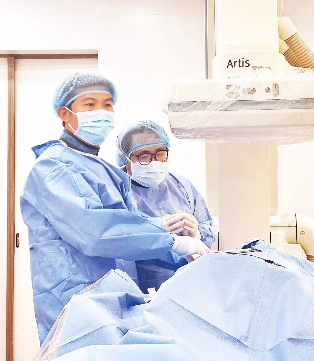 Ê-kíp bác sĩ tại Bệnh viện đa khoa Thủ Đức can thiệp chuyên sâu ca cấp cứu bệnh nhân T.