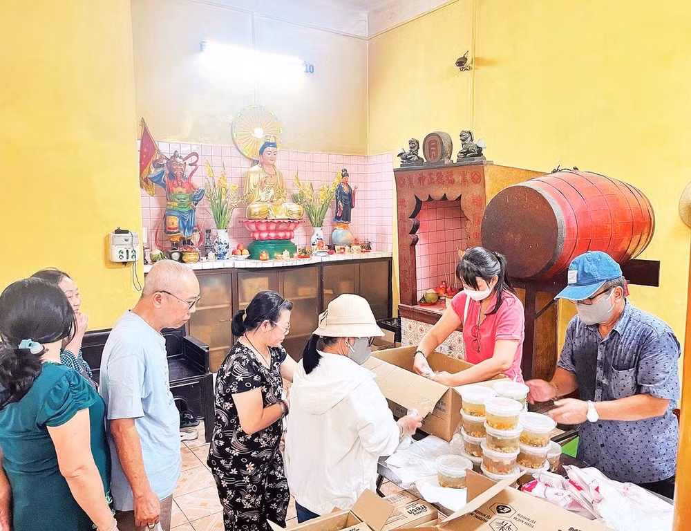 Phát bánh canh chay, cơm chay tại chùa Đại Từ Liên Xã trong khuôn viên Bệnh viện Nguyễn Tri Phương.