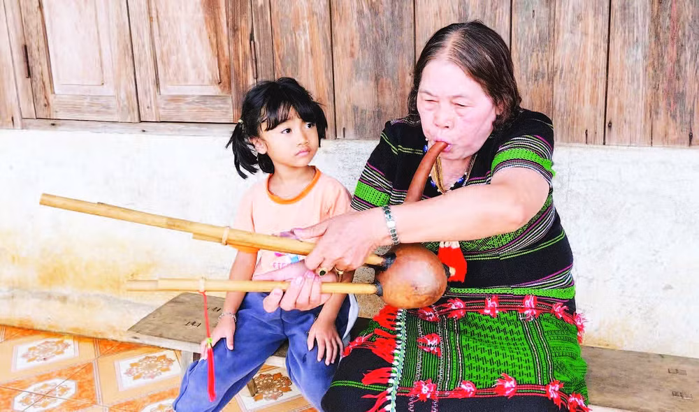 Nghệ nhân Ưu tú H’Grao đã có hơn 70 năm gắn bó với M’buốt. Bà còn thành thạo nhiều loại nhạc cụ dân tộc Mạ như: T’ron, t’rông, chiêng… và thuộc gần 100 bài dân ca.