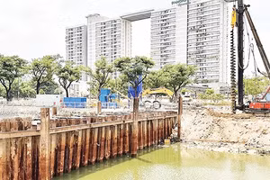 Thi công dự án khắc phục sự cố sụt lún, sạt lở đường ven kênh Tàu Hủ (phường Chánh Hưng, Thành phố Hồ Chí Minh).