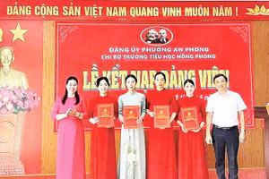 Trao quyết định kết nạp đảng viên mới tại Chi bộ Trường tiểu học Hồng Phong, phường An Phong (Hải Phòng)