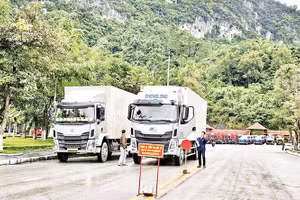 Các lực lượng kiểm tra phương tiện qua Cửa khẩu quốc tế Hữu Nghị (Lạng Sơn).