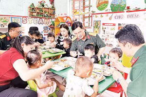 Đoàn Kinh tế-Quốc phòng 313 thực hiện chương trình “Ngày thứ năm chia sẻ yêu thương” tại Trường mầm non xã biên giới Thanh Thủy, tỉnh Tuyên Quang (Ảnh ĐỨC THẮNG)