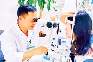 Khám phát hiện sớm các bệnh về mắt cho học sinh tại Bệnh viện Mắt Hải Phòng.