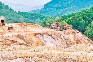 Đất thải trong quá trình khai thác mỏ sắt Tiến Bộ được sử dụng làm vật liệu san lấp.