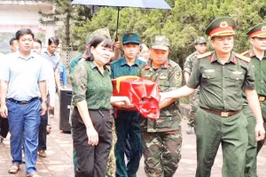 Lễ truy điệu và an táng hài cốt liệt sĩ Nguyễn Đức Vui tại nghĩa trang liệt sĩ Phục Hòa, tỉnh Cao Bằng.