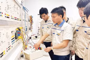 Sinh viên Khoa Điện-Điện tử, Trường cao đẳng Kỹ thuật-Công nghệ Vĩnh Phúc trong giờ thực hành.