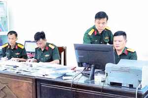 Cán bộ, chiến sĩ Bộ Chỉ huy Quân sự tỉnh rà soát, tổng hợp thông tin phục vụ tìm kiếm, quy tập và xác định danh tính hài cốt liệt sĩ (Ảnh BÍCH THU)