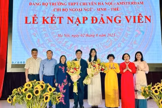 Quang cảnh buổi lễ kết nạp Đảng.