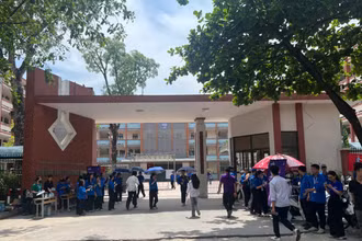 Học sinh chuẩn bị vào làm bài môn thi Toán chiều ngày 26/6.