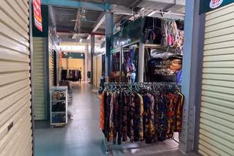 Tại một số chợ truyền thống ở Hà Nội, nhiều tiểu thương đã đóng cửa hàng ngừng kinh doanh.