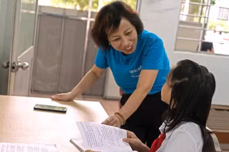Trưởng Chương trình bảo vệ trẻ em Lê Hồng Loan (UNICEF) đang trao đổi cùng các em học sinh. 