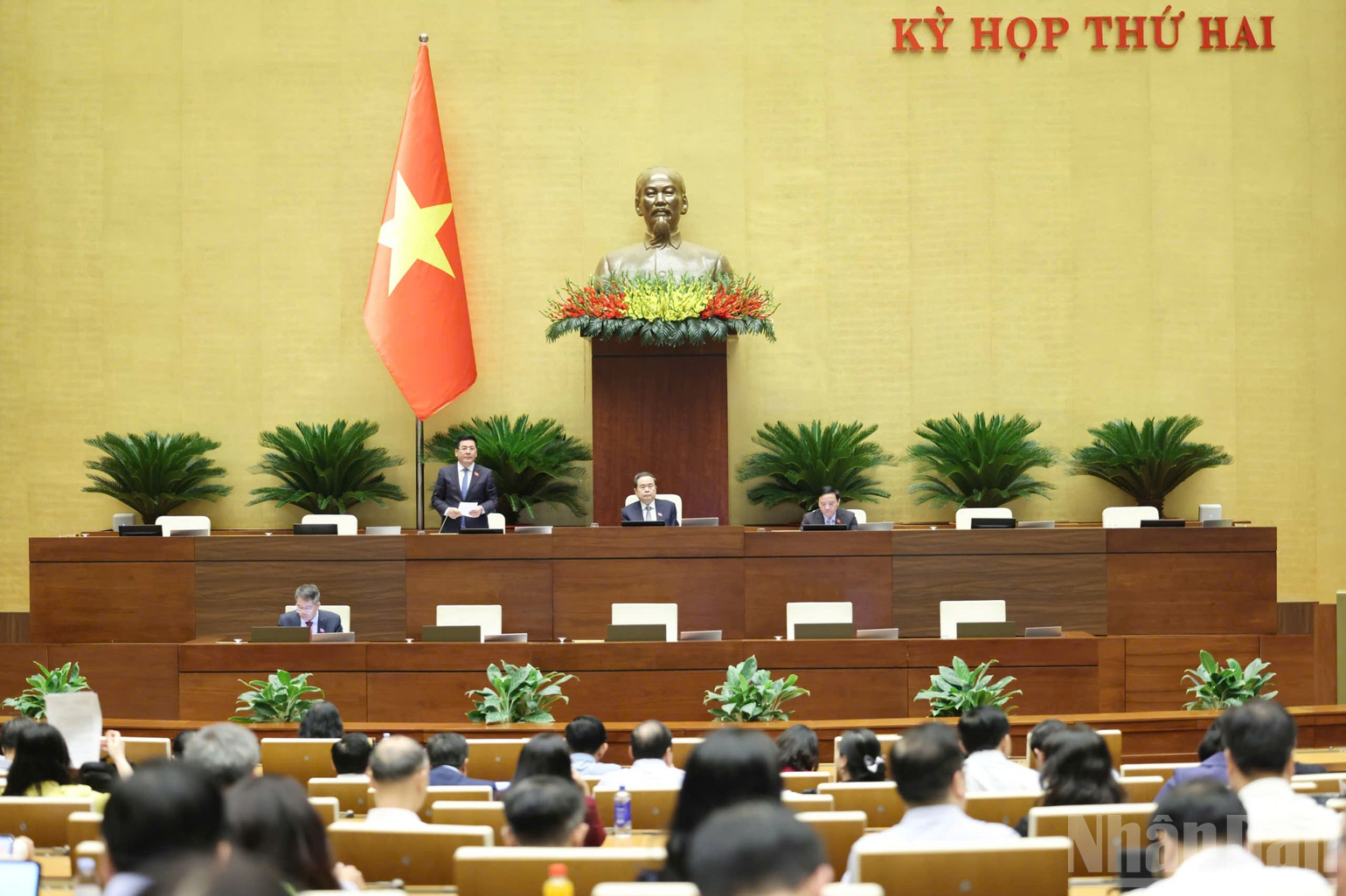 Ph&oacute; Chủ tịch Quốc hội Nguyễn Hồng Di&ecirc;n điều h&agrave;nh phi&ecirc;n họp ở hội trường s&aacute;ng 22/10. (Ảnh: DUY LINH)