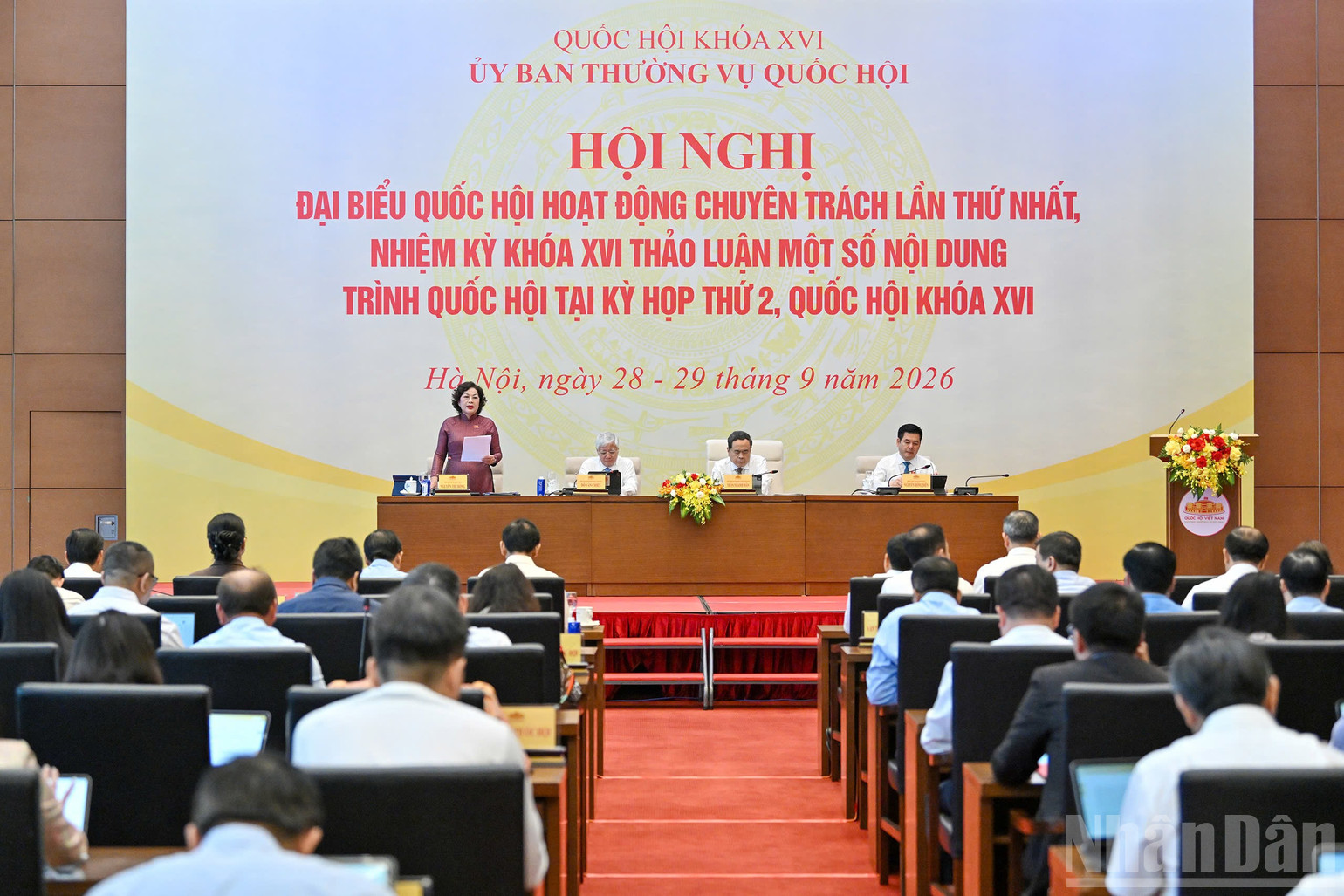 Ph&oacute; Chủ tịch Quốc hội Nguyễn Thị Hồng điều h&agrave;nh phi&ecirc;n thảo luận về dự &aacute;n Luật Ph&aacute;t triển doanh nghiệp nhỏ v&agrave; vừa. (Ảnh: THỦY NGUY&Ecirc;N)