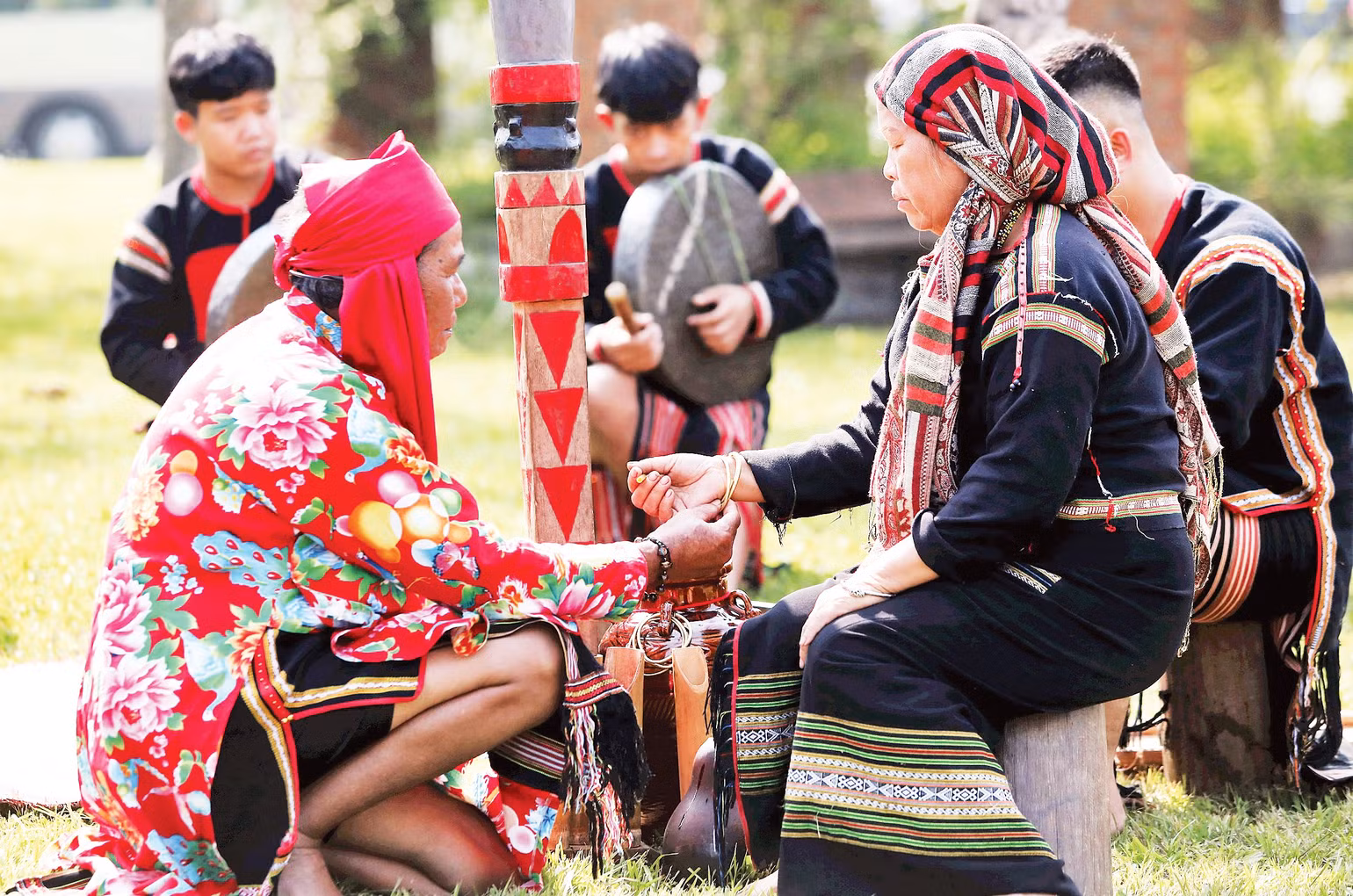 thay-cung-deo-vong-dong-cho-chu-le-de-cau-mong-suc-khoe-va-moi-dieu-tot-dep.jpg