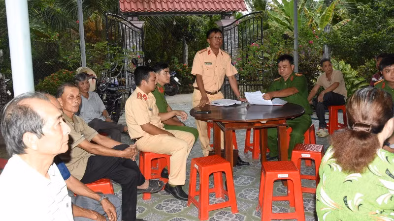 phoi-hop-cong-an-xa-hop-dan-tuyen-truyen-van-dong-nhan-dan-thao-do-cac-thiet-bi-bom-hut-cat-tren-phuong-tien-anh-le-hoai-1391.jpg