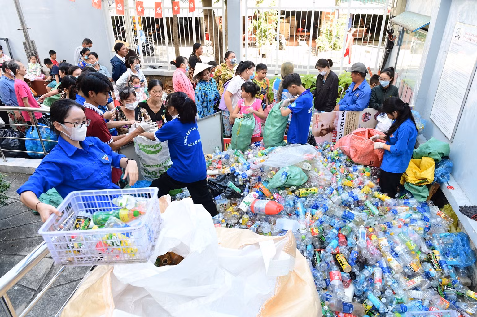 cac-hoat-dong-thu-gom-phan-loai-rac-thai-nhua-do-unilever-trien-khai-trong-giai-doan-2023-2024-1.jpg