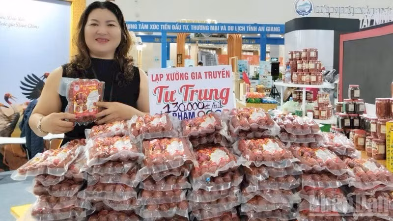 ndo_br_chi-le-thi-kim-ngan-chu-ho-kinh-doanh-lap-xuong-gia-truyen-tu-trung-ben-gian-hang-cua-minh-tai-hoi-cho-5915.jpg