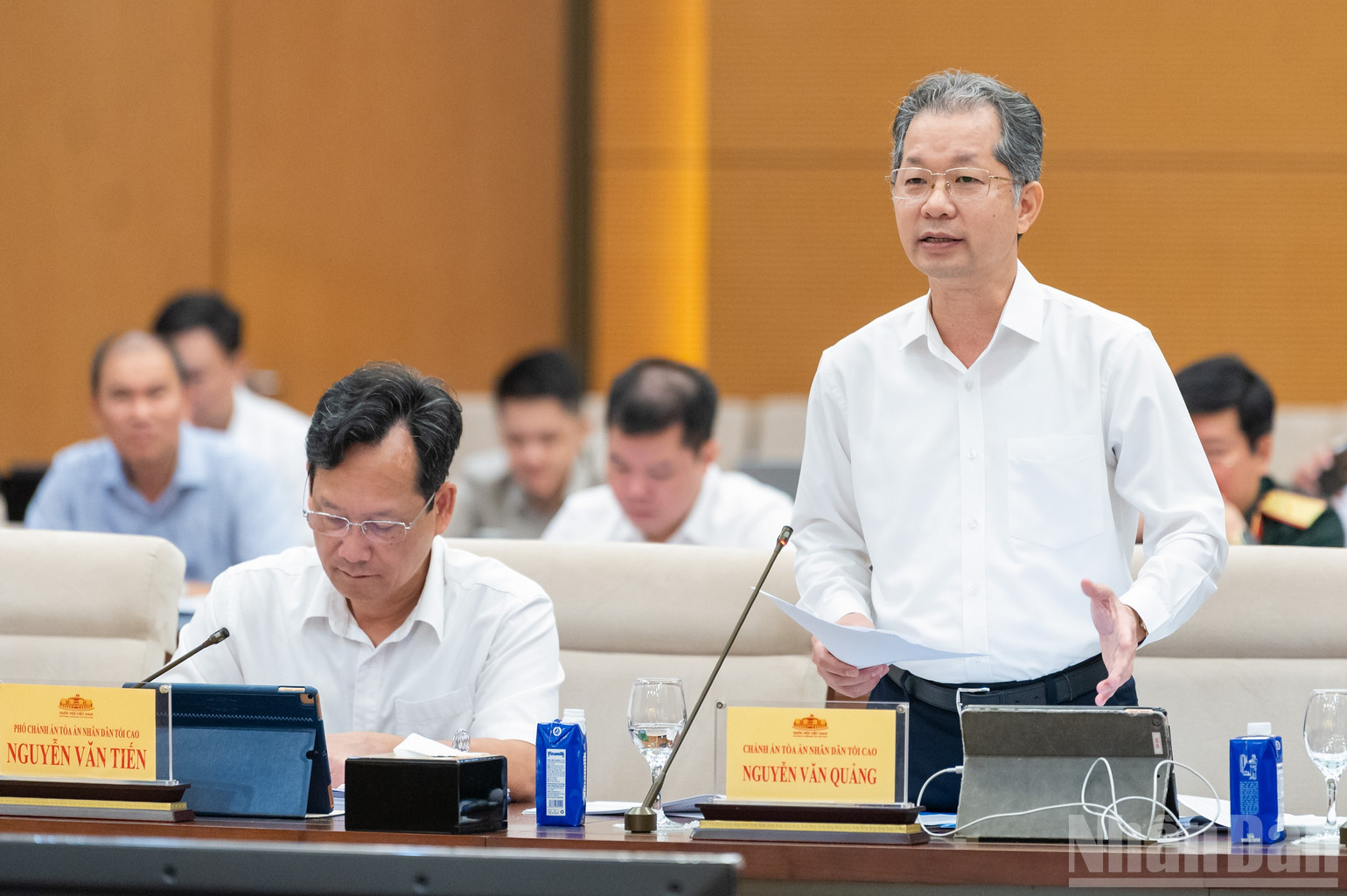 Ch&aacute;nh &aacute;n T&ograve;a &aacute;n nh&acirc;n d&acirc;n tối cao Nguyễn Văn Quảng tr&igrave;nh b&agrave;y tờ tr&igrave;nh t&oacute;m tắt dự thảo Nghị quyết. (Ảnh: DUY LINH)