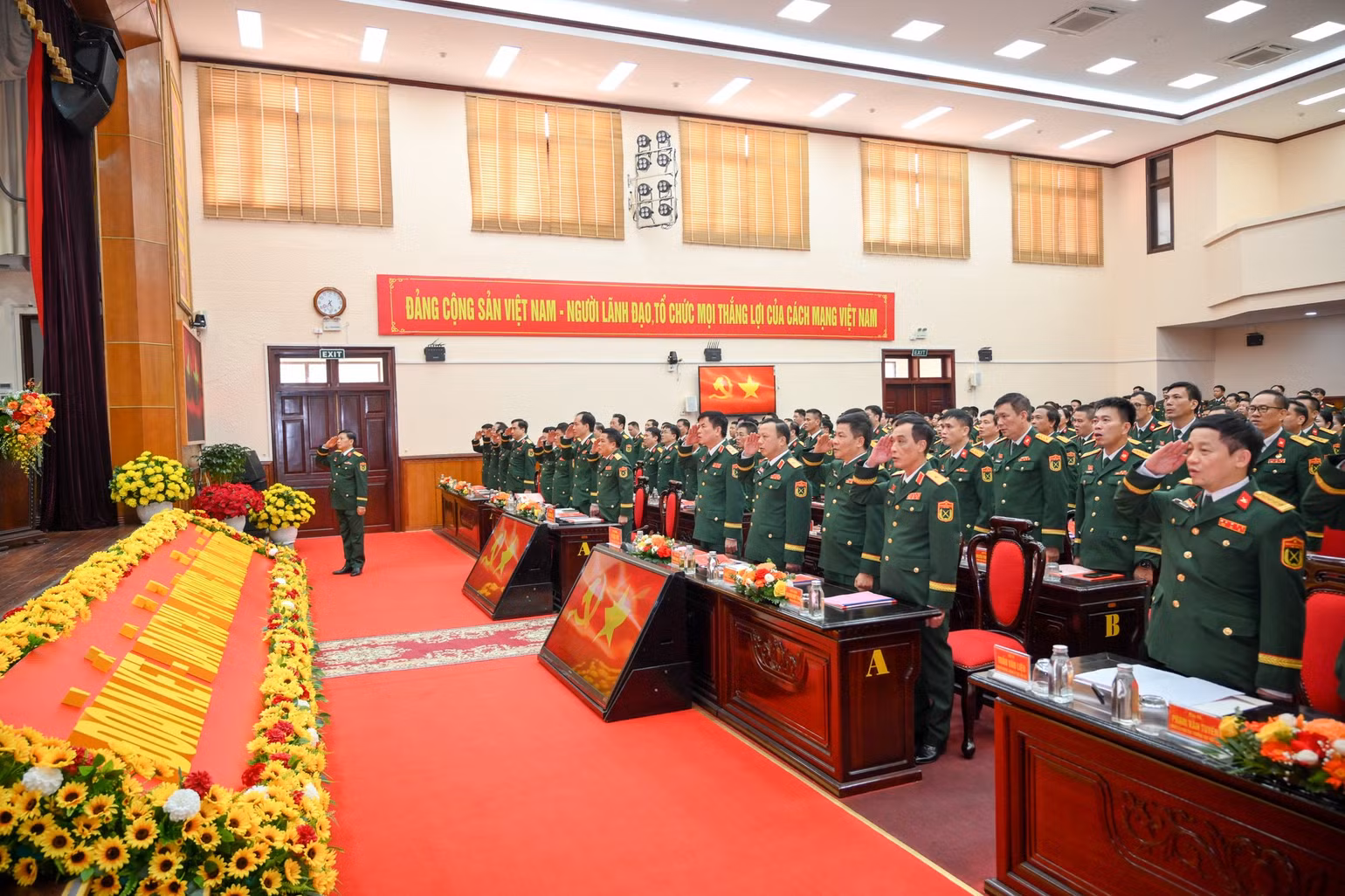 cac-dai-bieu-lam-le-chao-co-tai-dai-hoi.jpg