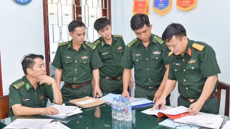 ndo_br_doan-cong-tac-kiem-tra-he-thong-so-sach-van-ban-doi-voi-ban-chi-huy-bo-doi-bien-phong-tinh-1813.jpg
