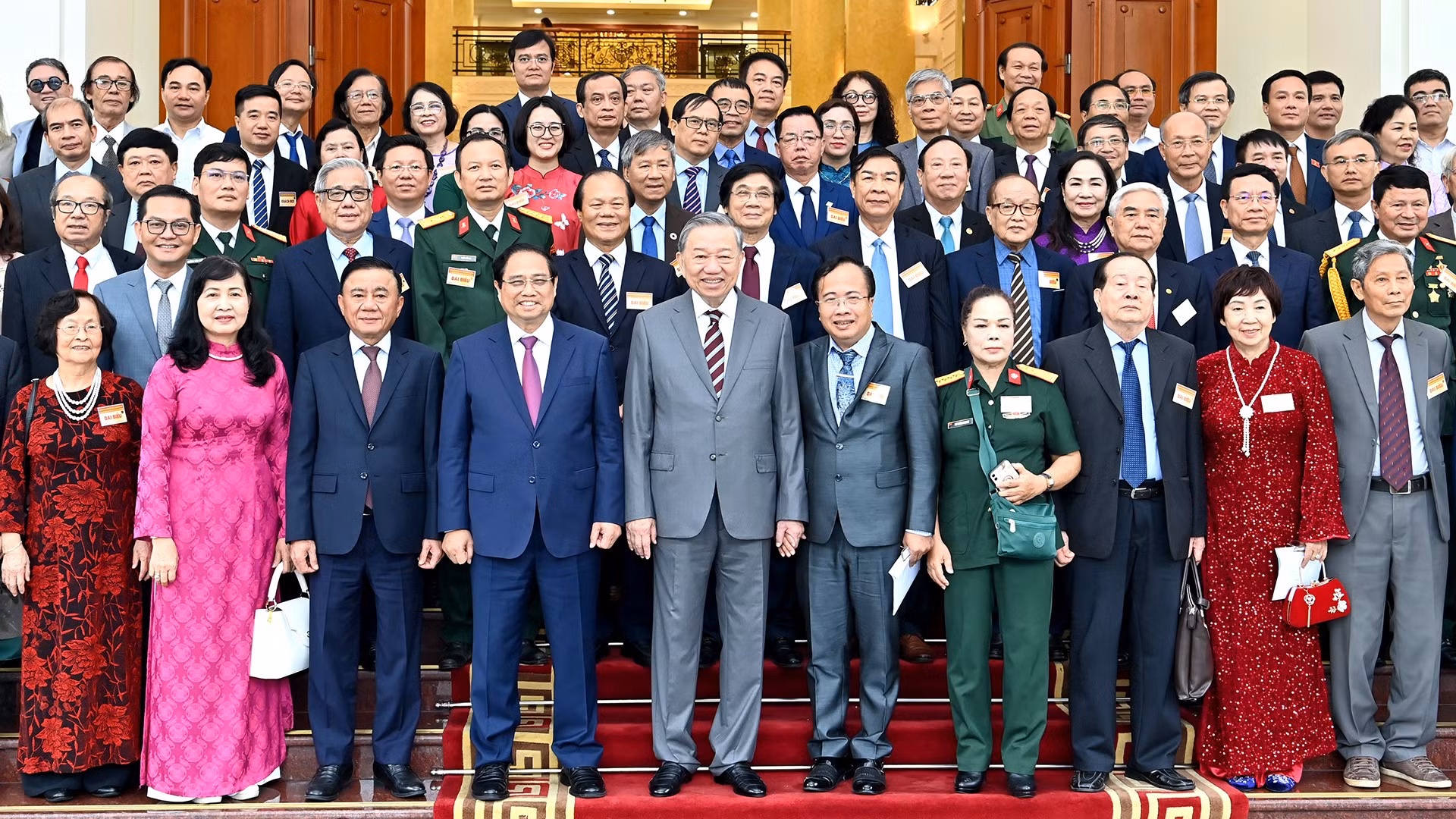 Tổng Bí thư Tô Lâm, Thủ tướng Phạm Minh Chính và các đồng chí lãnh đạo Đảng, Nhà nước với các đại biểu trí thức, nhà khoa học, văn nghệ sĩ.