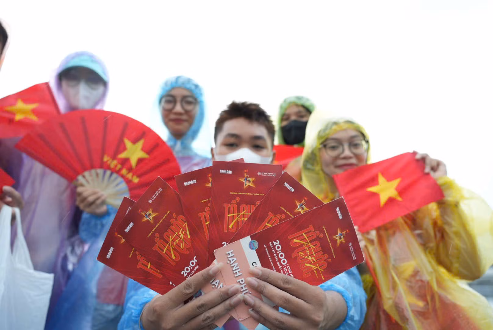 Những tấm vé đặc biệt in bài hát "Tiến quân ca".