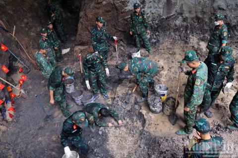 Lực lượng chức năng tìm kiếm hài cốt liệt sĩ tại Công viên Lê Thị Riêng, Thành phố Hồ Chí Minh, tháng 7/2026. (Ảnh: THẾ ANH)