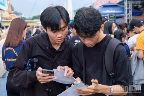 Sinh viên được hướng dẫn nhận diện thủ đoạn lừa đảo, phòng tránh rủi ro và hình thành thói quen an toàn khi sử dụng các nền tảng số.
