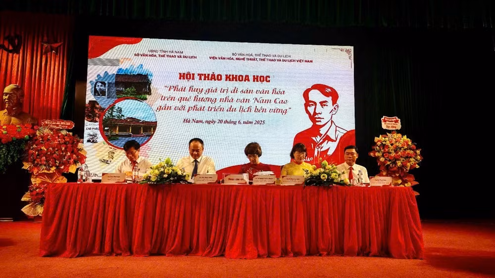 Đoàn chủ trì hội thảo khoa học về phát huy giá trị di sản văn hóa trên quê hương nhà văn Nam Cao.