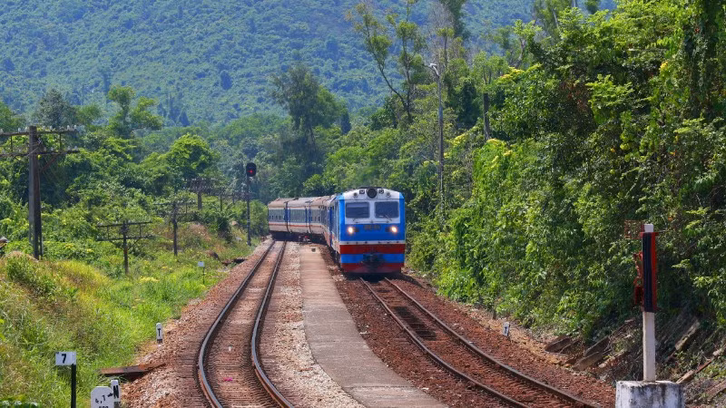 Tàu qua Hải Vân Bắc.