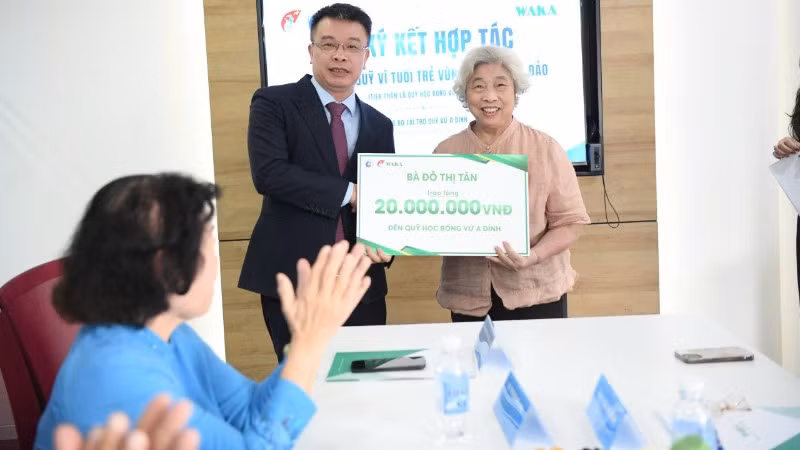 anh-6-ba-do-thi-tan-nguyen-uy-vien-bch-hoi-lien-hiep-phu-nu-viet-nam-trao-tang-quy-8590.jpg